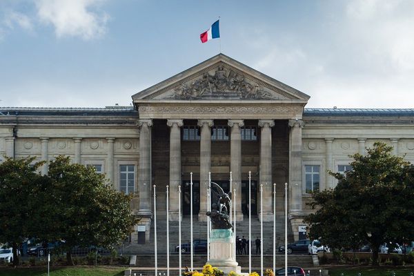 La chambre de l'instruction de la cour d'appel d'Angers a ordonné ce mercredi le placement en détention provisoire d'un gardien de la paix de 50 ans soupçonné de viol. Le policier avait été mis en examen le 12 septembre par un juge d'instruction, pour viol, harcèlement et agressions sexuelles.