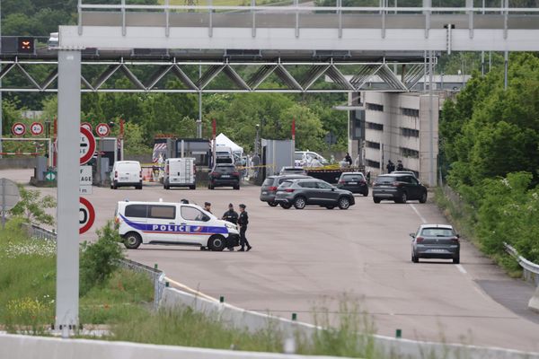 Six mois après l'attaque du fourgon pénitentiaire à Incarville qui a coûté la vie à deux agents, le fugitif Mohamed Amra et son commando restent introuvables.