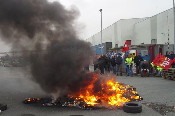 Les salariés de Stora Enso bloquent l'accès à leur usine depuis lundi matin.