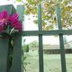 Des fleurs ont été déposées sur la grille de l'établissement où a été retrouvé le corps sans vie d'une enseignante.