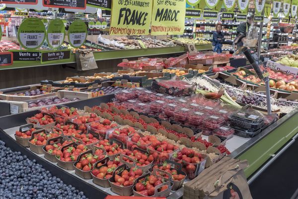 Des milliers de tonnes de fruits rouges faussement estampillés "origine France", vendues à des grandes et moyennes surfaces dans tout le pays.