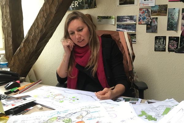 L'ingénieure du Pôle Parcs, Jardins et espaces naturels de Metz, Caroline Grimm, présente le plan du "Jardin éphémère" 2019.
