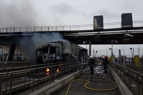 Un poids lourd a pris feu au péage Chamant sur l'autoroute A1 dans l'Oise mardi 26 novembre 2019.