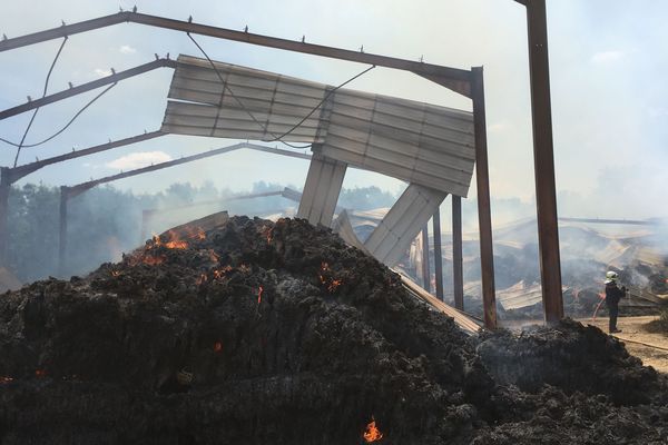 Près de 2 000 tonnes de paille ont brûlé à Thénezay.