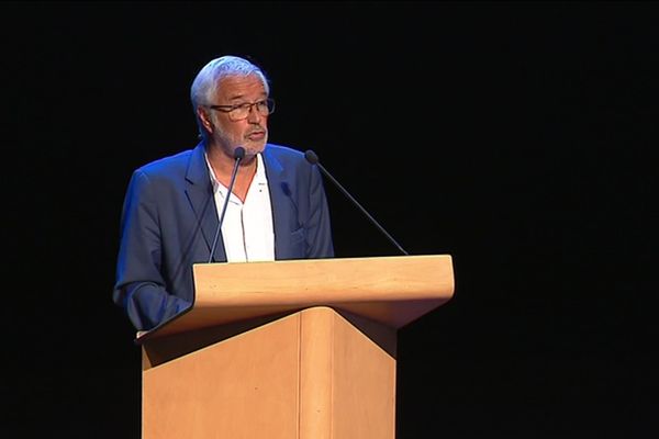 François Rebsamen à la tribune du séminaire de la Fédération nationale des élus socialistes et républicains (FNESR) 