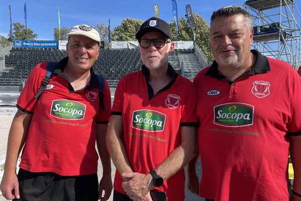 L'équipe Quintais, Jouffre, Suchaud après leur victoire au 6e tour de La Marseillaise à pétanque, le lundi 1er juillet 2024.