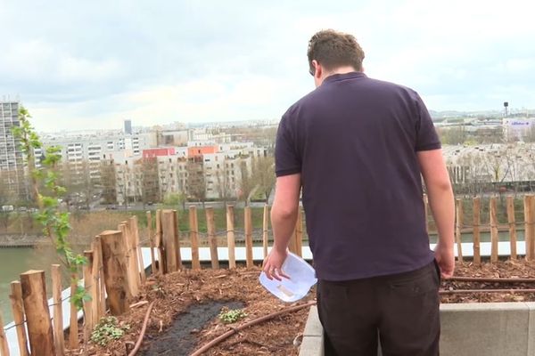 Valentin Miguel sur le toit-terrasse de sa résidence étudiante