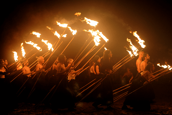 De grands jeux de flammes et de lumière transformeront radicalement la place, la façade, les toits et sculpteront d’éphémères figures d’ombres et de feu dans lesquelles chacun reconnaîtra des formes insolites.