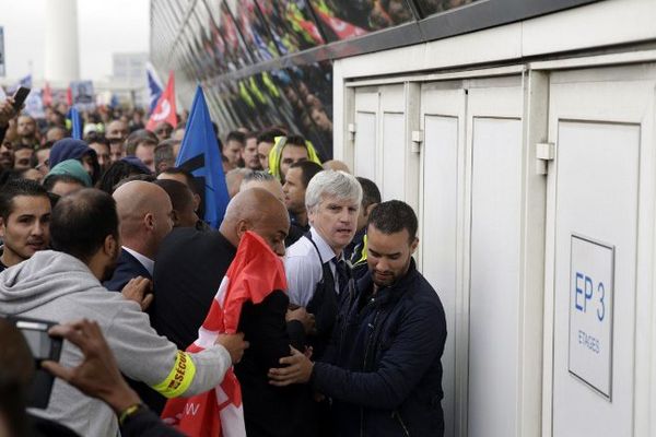 Pascal Plissonnier, le directeur général adjoint d'Air France, pris violemment à partie par des employés d'Air France lundi à Orly 