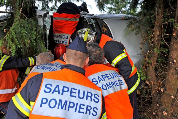 Une voiture a violemment percuté un arbre en bord de route : deux jeunes de 18 ans blessés dans un accident de la route. Image d'illustration.