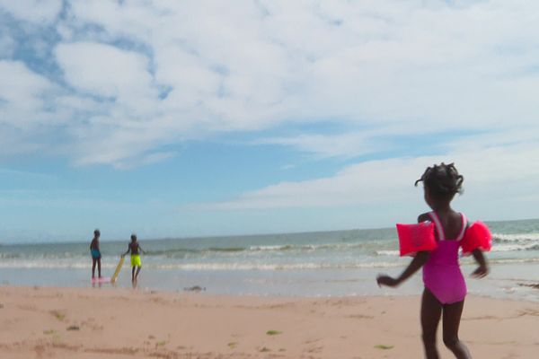 La petite Tadja découvre la mer