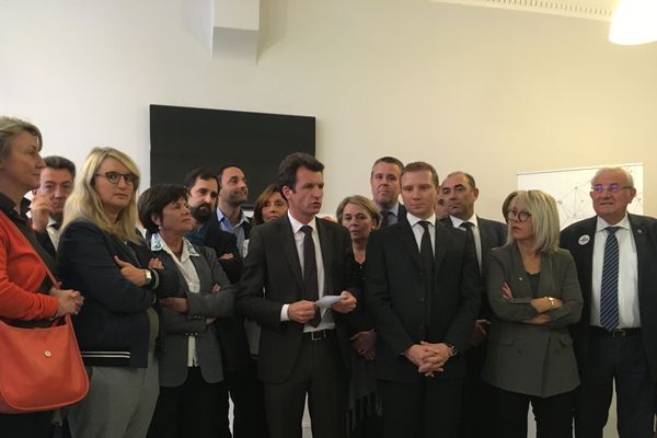 Stéphane Guilland et Alexandre Vincendet, entourés d'élus métropolitains et de parlementaires de la région, appellent à candidature d' Etienne Blanc aux municipales à Lyon   