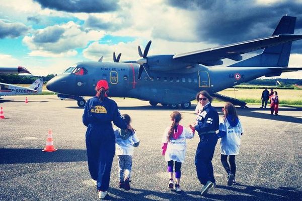 Pilotes et enfants, devant le Casa de l'Armée de l'air, présent sur la piste de l'aérodrome de Mâcon-Charnay mercredi 20 mai