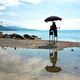 Située sur une plage de Menton, cette installation de Toolate dénonce la hausse des décès de migrants.