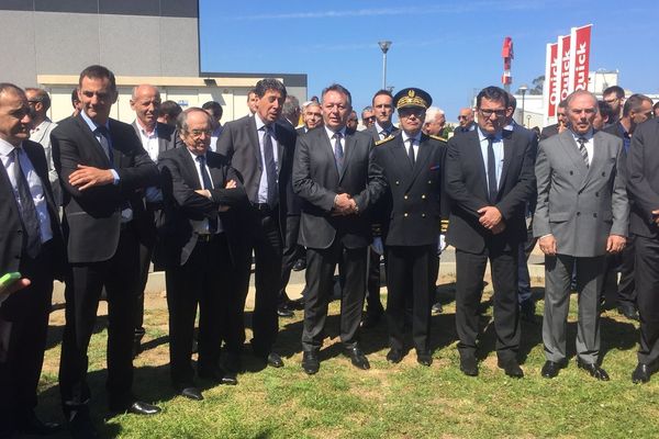 De nombreuses personnes politiques étaient présentes à la cérémonie de commémoration du 5 mai 1992 au stade de Furiani, le 5 mai 2016. Au milieu, Thierry Braillard, secrétaire d'Etat aux Sports.