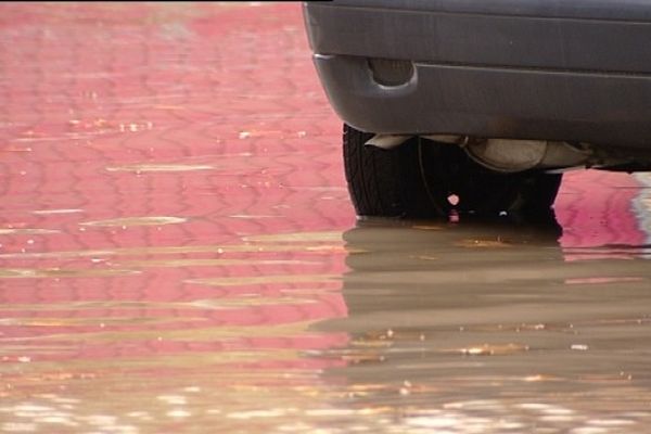 A Besançon, le parking Chamars est en partie inondé en milieu de journée.