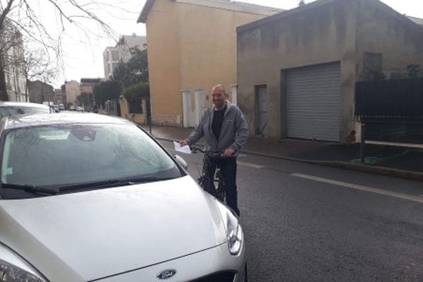 Nicolas, un jeune cycliste de Villeurbanne, tente de convaincre les automobilistes qu'il croise de couper leurs moteurs quand ils sont à l'arrêt. En 2 ans il a distribué 500 tracts, avec une très grande réussite.