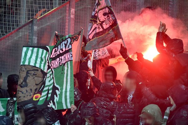 Fumigènes dans la tribune des supporters stéphanois