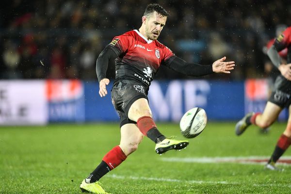 le Stade Toulousain va être privé pendant quatre semaine de son ouvreur Australien Zack Holmes.