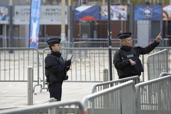 Une patrouille de police devant le Stade de France