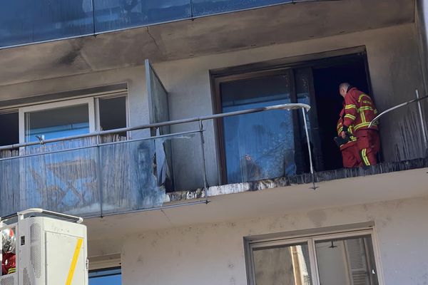 Les pompiers inspectent l'immeuble, le 9 août 2024, à Limoges.