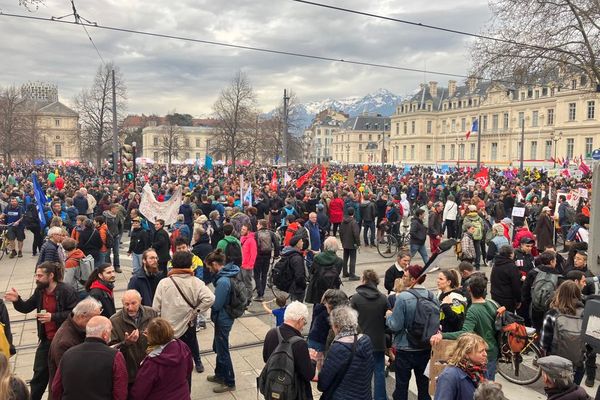 Les nombreux manifestants contre la réforme des retraites, place de Verdun à Grenoble, ce jeudi 23 mars