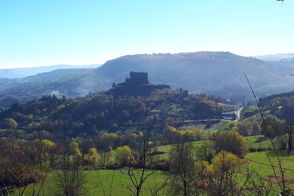 L'impressionnant château de Murol, non loin de Saint-Nectaire (Puy-de-Dôme), domine le village de sa mesa.