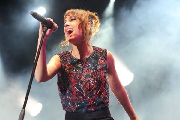 Zaz, ici en concert en Corse le 21/07/2014, est à Vassivière (Limousin) le 1er août