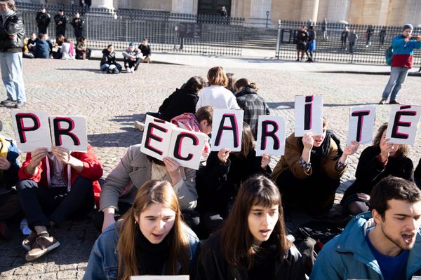 Rassemblement d'étudiants devant le Panthéon, pour lutter contre la précarité étudiante.