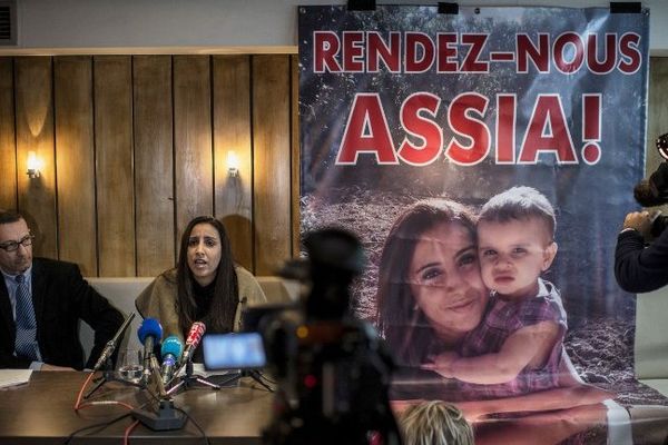 En mars, lors d'une conférence de presse à Lyon, la jeune mère avait exhorté les autorités françaises à reconnaître Assia "comme la plus jeune otage française". 