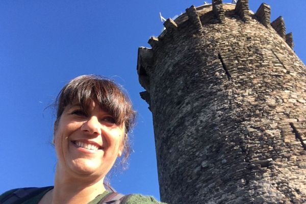 Elsa Panadès depuis la tour de la Madeloc, sur les hauteurs de Collioure.