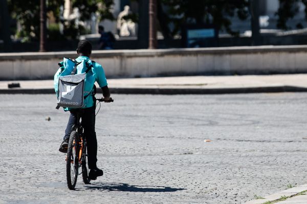 Un livreur travaillant pour Deliveroo, dans les rues de Paris (illustration).
