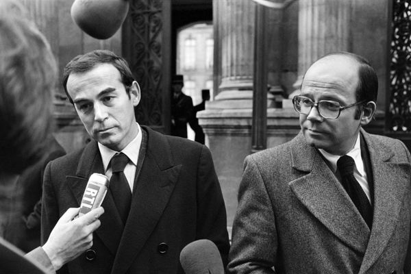 Robert Badinter et Philippe Lemaire déposent une demande de grâce présidentielle pour leur client Roger Bontems le 14 novembre 1972.
