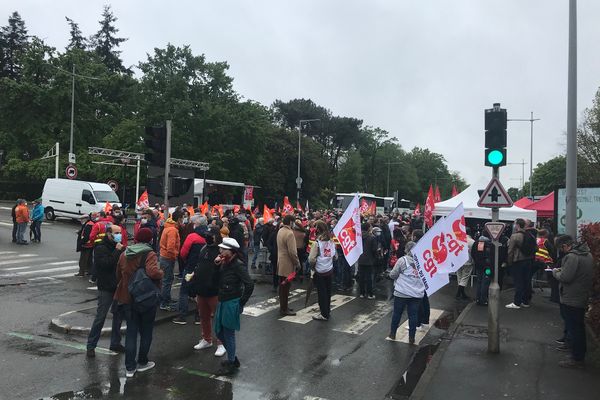 Près de 4OO salariés des fonderies françaises devant l'usine Renault du Mans