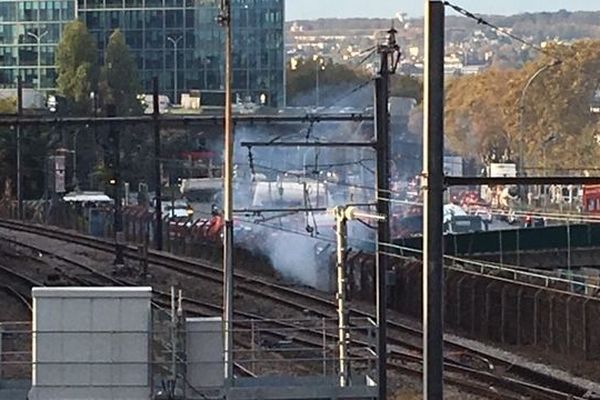 Un incendie a pris tôt ce mardi matin dans un squat au niveau du pont du Garigliano. Il n'y a pas de blessé.