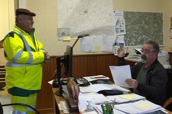 Tous les jours, Alain Jouanny, maire de Saint-Sulpice-les-Feuilles effectue sa tournée avec l'aide de son responsable technique.