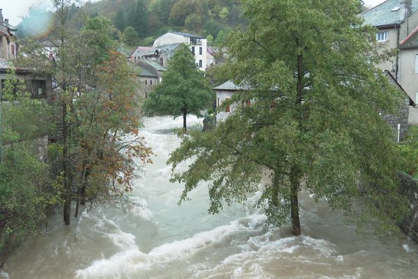 Rivière en crue traversant Villefort (Lozère) le 17 octobre 2024