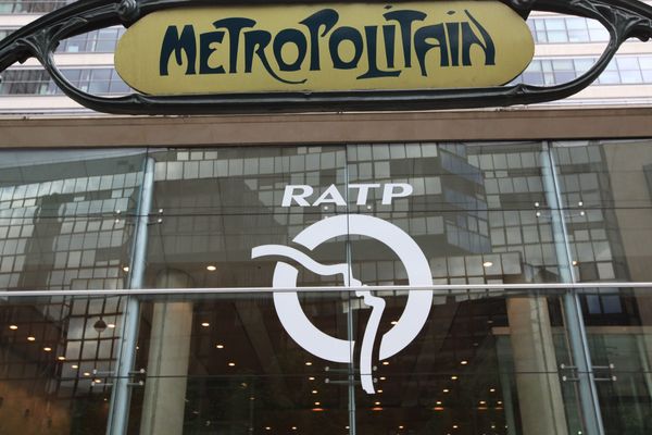 Des centaines de manifestants se sont rassemblés devant la Maison de la RATP ce lundi.