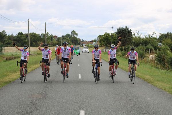 Les coureurs cyclistes amateurs lors de l'étape 1 après leur départ de Pérouges.