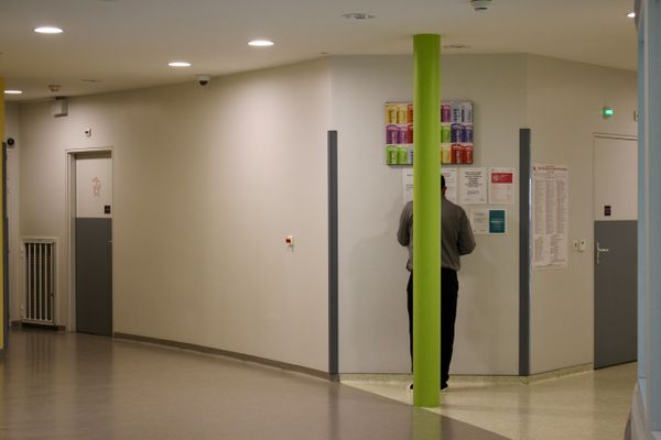 Actuellement, 20 lits sont ouverts dans l'UHSA. La structure en compte pourtant le double. Le recrutement de nouveaux personnels soignants permettra, dès octobre 2024 d'accueillir plus de patients.