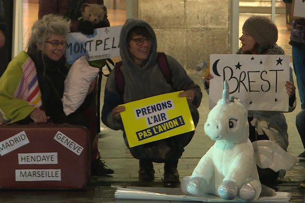 Les manifestants ont sorti leurs plus beaux pyjamas et doudous pour demander l'arrivée du train de nuit à Tours.