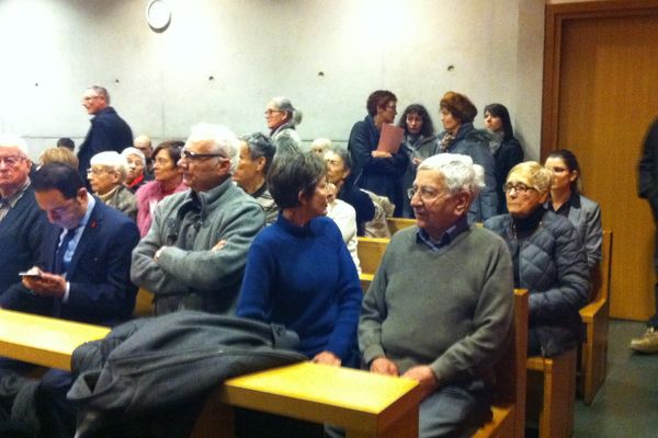 Jean Mercier, dans la salle d'audience, au premier plan