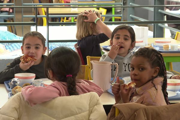 Élèves prenant leur repas dans la cantine d'une école primaire, Cannes, 14 mars 2024.