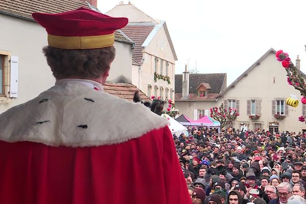 Dès samedi matin, la foule était nombreuse pour assister aux traditionnelles intronisations de la Confrérie des Chevaliers du Tastevin.