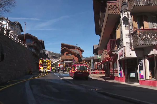 Un important incendie s'est déclaré dans un immeuble de la commune de Morzine (Haute-Savoie), ce lundi 24 mars.