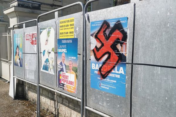 Une croix gammée a été peinte sur l'affiche du candidat RN tourangeau François Bellanger.