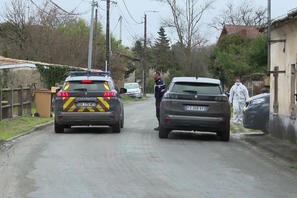 Les gendarmes ont déterré le corps d'un homme de 47 ans dans le jardin d'une maison de Coutras, en Gironde.