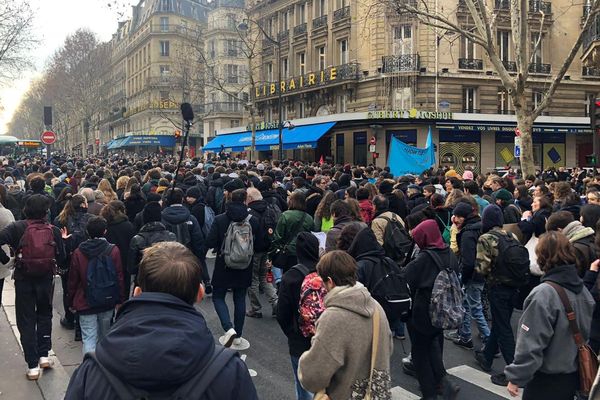 Plusieurs milliers de lycéens ont défilé dans les rues de Paris ce mardi 11 décembre. Ici, boulevard Saint-Michel (6e).