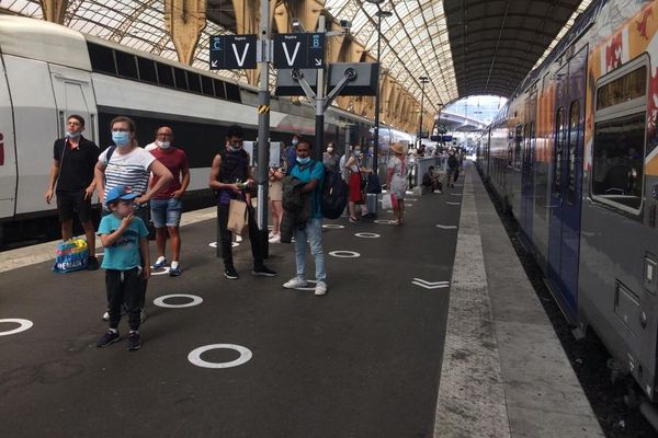 Trains à l'arrêt en gare de Nice, suite à un accident à Cagnes-sur-Mer, le jeudi 23 juillet