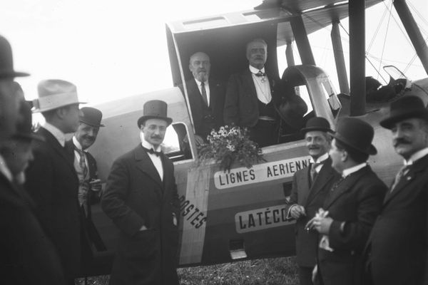 Souvenir de la fête aérienne organisée en 1921, à Montaudran, à l'occasion de la "Décade latine". Le maire de Toulouse, Paul Feuga (à droite) pose à bord d'un appareil des Lignes Aériennes Latécoère après une excursion au-dessus de la ville. Sur la piste, Pierre-Georges Latécoère avec son chapeau haut-de-forme.


